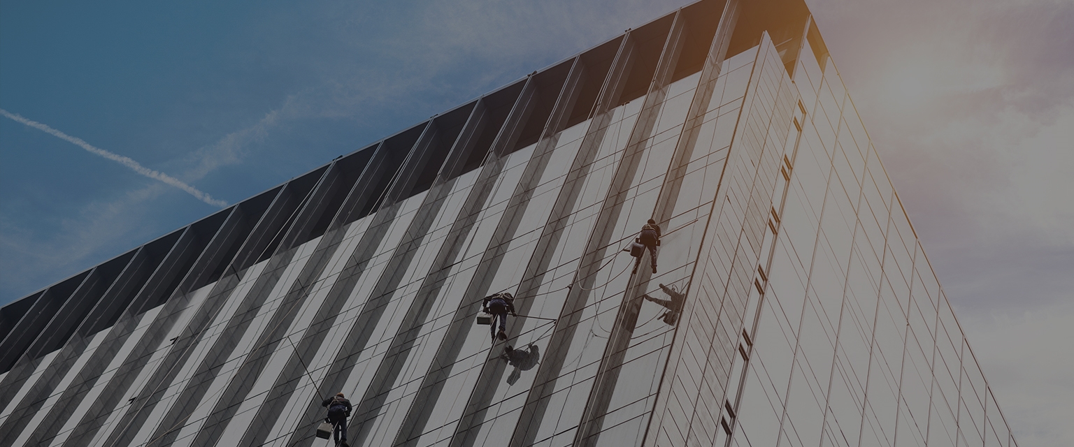 İnşaat tamamlandıktan sonra ev içeresinde yapılan çalışmalar esnasında kullanılıp atılan malzeme, ambalaj kalıntıları ve yoğun bir toz tabakası bulunur